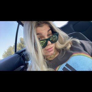 Meet your Posher, Ava